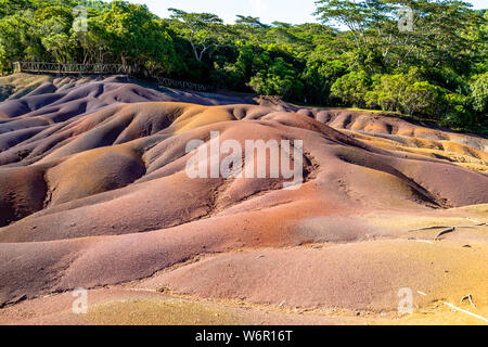 Sette terra colorata (formazione di arenaria con sette colori) sull'isola Mauritius, Chamarel, Oceano Indiano Foto Stock