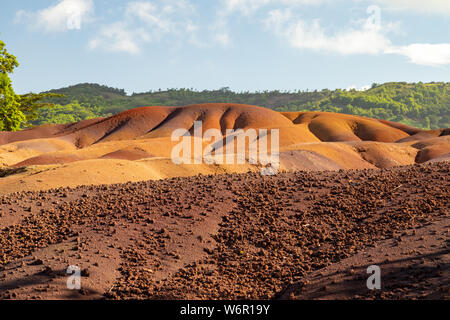 Sette terra colorata (formazione di arenaria con sette colori) sull'isola Mauritius, Chamarel, Oceano Indiano Foto Stock