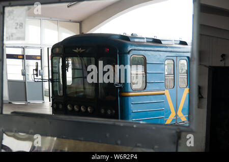 Ucraina, Kiev - 05 Maggio: treni passeggeri sorge in corrispondenza della stazione su giugno. Foto Stock