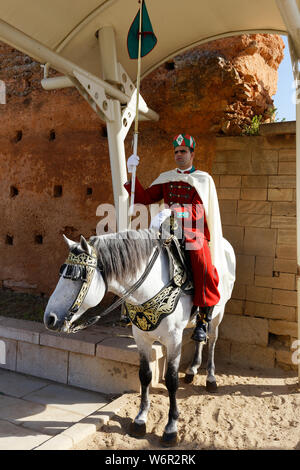 Guardie al mausoleo di re Mohammed V a Rabat, Marocco. Foto Stock