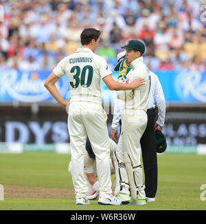 Birmingham, Regno Unito. 02Aug, 2019. Pat Cummins e capitano Tim Paine dell Australia hanno una discussione durante il giorno delle Ceneri Specsavers primo test match a Edgbaston Cricket Ground, Birmingham. Credito: ESPA/Alamy Live News Foto Stock