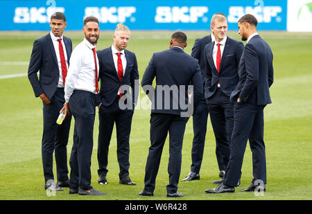 Il Middlesbrough è Adam Clayton (centro sinistra), George Saville (a destra) e i compagni di team ispezionare il passo prima di cielo scommessa match del campionato a Kenilworth Road, Luton. Foto Stock