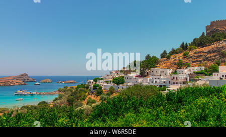 La storica città di Lindos con la sua bellissima baia Foto Stock