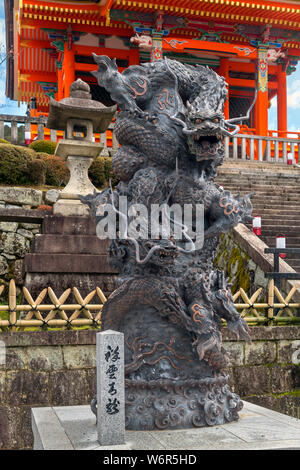 Dragon davanti al cancello ovest di Kiyomizudera (Kiyomizu-dera), un tempio buddista nel sud Higashiyama, Kyoto, Giappone Foto Stock