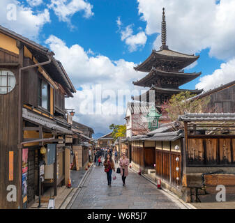 Vista da Yasaka Kamimachi verso le lingue Hokan-ji (Yasaka Pagoda) nel quartiere di Higashiyama, Gion, Kyoto, Giappone Foto Stock