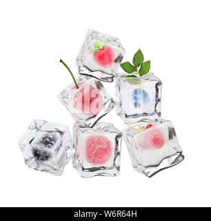 Bacche diverse in cubetti di ghiaccio su sfondo bianco Foto Stock
