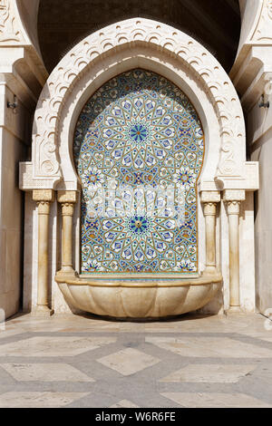 Fontana ornata presso la moschea di Hassan II a Casablanca, in Marocco, Africa. Foto Stock