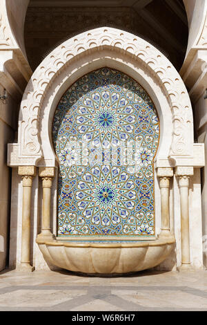 Fontana ornata presso la moschea di Hassan II a Casablanca, in Marocco, Africa. Foto Stock