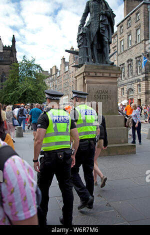 Il Royal Mile di Edimburgo, Scozia. Il 2 agosto 2019. Primo giorno di Edinburgh Fringe Festival e il Festival Internazionale e vi era molto evidente la presenza della polizia sulla Strada Alta, con alcuni ufficiali di pattuglia eventualmente per la rassicurazione per i residenti e i turisti. Foto Stock