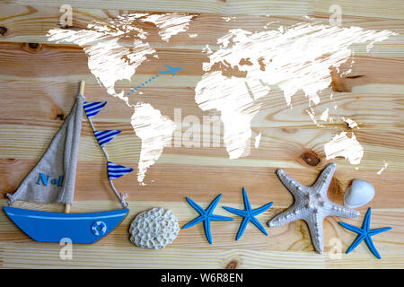 Go Travel! Hat occhiali da sole e la mappa con il pin di un su un tavolo di legno. Vista superiore Foto Stock