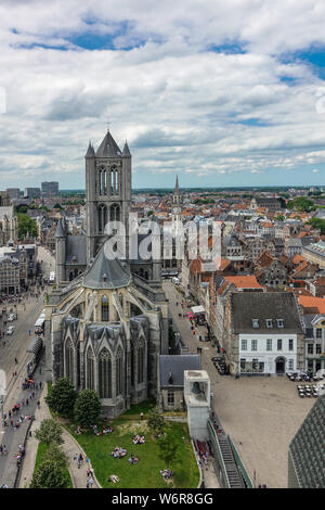 Gent, Fiandre, Belgio - 21 Giugno 2019: Shot dall'alto campanile. Sint Niklaas chiesa nel centro del paesaggio urbano di edifici e tetti stretching al flat h Foto Stock