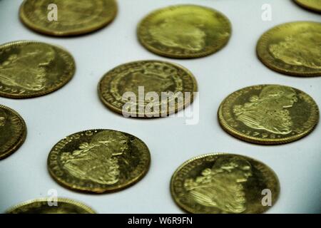 Cartagena, Murcia, Spagna- Luglio 25, 2019: Spagnolo monete d oro recuperata dal fondo dell'oceano dalla società Odissey ed esposta nel museo subacqueo in Foto Stock