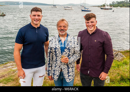 Ahakista, West Cork, Irlanda. 2 agosto, 2019. Come parte dell'Ahakista Festival di agosto Graham Norton ospita ogni anno il Graham Norton Tabella Quiz. Ospiti speciali, l'Irlanda e il Munster giocatori di rugby Fineen e Josh Wycherley ha partecipato anche alla festa. I proventi del quiz sono in corso per la Comunità Ahakista Associazione. Credito: Andy Gibson/Alamy Live News Foto Stock