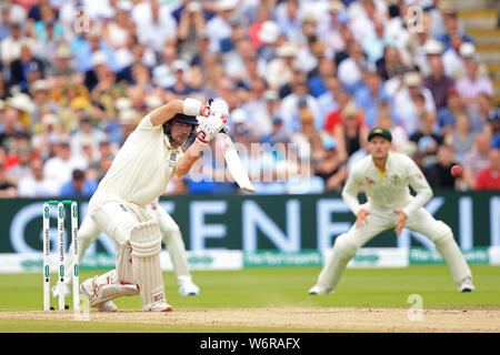 BIRMINGHAM, Inghilterra. 02 AGOSTO 2019: Rory ustioni di Inghilterra colpisce la palla per quattro piste durante il giorno delle Ceneri Specsavers primo test match a Edgbaston Cricket Ground, Birmingham. Foto Stock