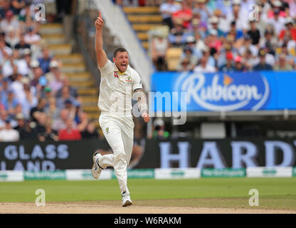 Birmingham, Regno Unito. 02Aug, 2019. James Pattinson dell Australia celebra tenendo il paletto di Joe radice dell'Inghilterra, ma la decisione è stata invertita dopo un riesame tv durante il giorno delle Ceneri Specsavers primo test match a Edgbaston Cricket Ground, Birmingham. Credito: csm/Alamy Live News Foto Stock