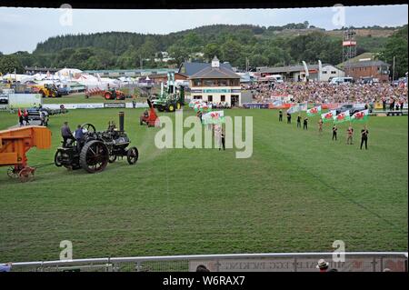 Gli artisti interpreti o esecutori e vintage machinery in un display e performance di danza per celebrare i 100 anni del Royal Welsh Show 2019, Builth Wells Foto Stock