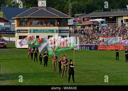 Gli artisti interpreti o esecutori e vintage machinery in un display e performance di danza per celebrare i 100 anni del Royal Welsh Show 2019, Builth Wells Foto Stock