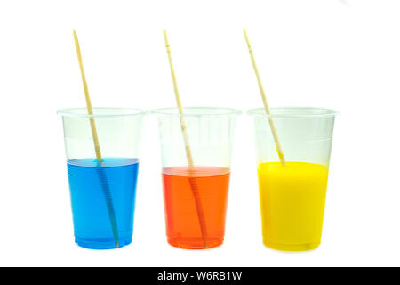 La miscelazione di colore della resina epossidica in una tazza di plastica per la colata di stabilizzazione e legno di pino ibrido a cono Foto Stock
