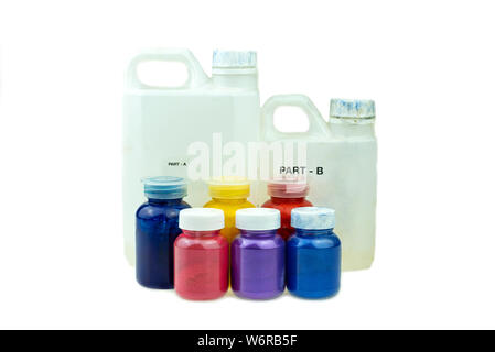 La miscelazione di colore della resina epossidica in una tazza di plastica per la colata di stabilizzazione e legno di pino ibrido a cono Foto Stock