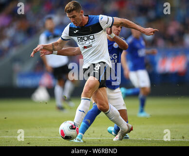 Il Leicester City's Ayoze Perez (destra) e Atalanta Robin Gosens battaglia per la palla durante il match Pre-Season al King Power Stadium, Leicester. Foto Stock