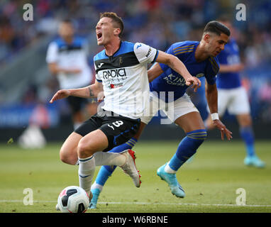 Il Leicester City's Ayoze Perez (destra) e Atalanta Robin Gosens battaglia per la palla durante il match Pre-Season al King Power Stadium, Leicester. Foto Stock