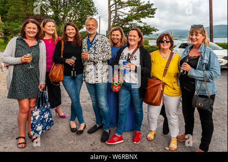 Ahakista, West Cork, Irlanda. 2 agosto, 2019. Come parte dell'Ahakista Festival di agosto Graham Norton ospita ogni anno il Graham Norton Tabella Quiz. Ospiti speciali, l'Irlanda e il Munster giocatori di rugby Fineen e Josh Wycherley ha partecipato anche alla festa. Graham è raffigurato con la famiglia Kiely da Innishannon. I proventi del quiz sono in corso per la Comunità Ahakista Associazione. Credito: Andy Gibson/Alamy Live News Foto Stock