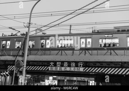 A volte foto in bianco e nero di Tokyo riflettono la sua vera personalità e carattere molto meglio rispetto a quelle a colori. Foto Stock