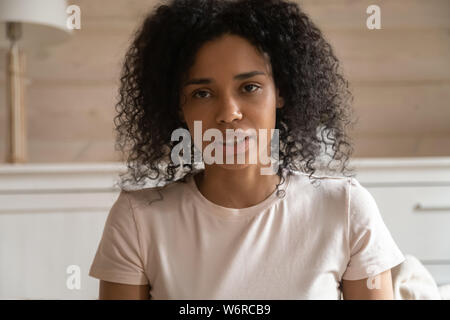 Closeup african parlando donna che guarda la fotocamera facendo chiamata video Foto Stock