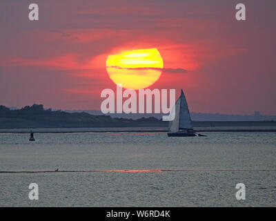 Sheerness, Kent, Regno Unito. Il 2 agosto, 2019. Meteo REGNO UNITO: stasera del tramonto in Sheerness, Kent. Credito: James Bell/Alamy Live News Foto Stock