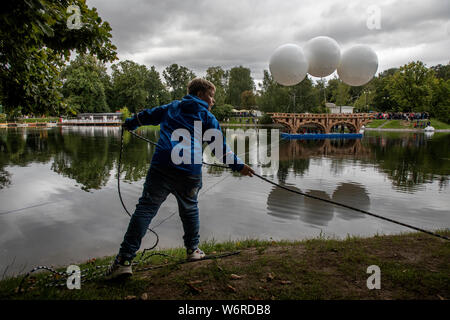 Mosca, Russia. 1st, Agosto 2019 'Flying bridge' creazione di cartone artwork da artista Olivier Grossetete viene visualizzato presso il parco Kuskovo come parte della mostra di conquiste dell economia nazionale (VDNKh) ottantesimo anniversario, a Mosca, Russia Foto Stock