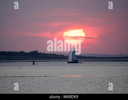 Sheerness, Kent, Regno Unito. Il 2 agosto, 2019. Meteo REGNO UNITO: stasera del tramonto in Sheerness, Kent. Credito: James Bell/Alamy Live News Foto Stock