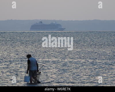 Sheerness, Kent, Regno Unito. Il 2 agosto, 2019. Meteo REGNO UNITO: stasera del tramonto in Sheerness, Kent. Credito: James Bell/Alamy Live News Foto Stock