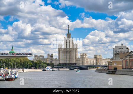 Mosca, Russia - Luglio 06, 2019: Kotelnicheskaya Embankment edificio è uno dei sette grattacieli stalinista, al momento della costruzione era l'alto Foto Stock