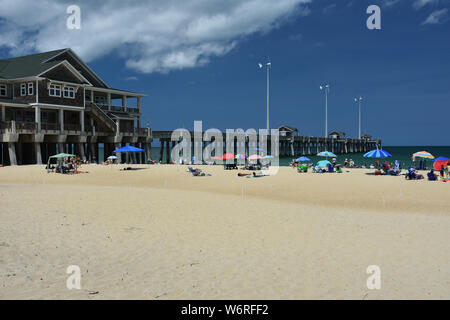 Tourist godendo i NAG Head Beach sulla Outer Banks del North Carolina. Foto Stock