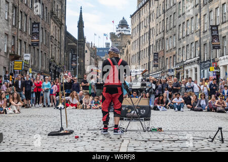 Edimburgo, Scozia, Regno Unito. Il 2 agosto, 2019. Un australiano il cantautore chiamato Pietra Ruben eseguendo una folla sul Royal mile all'inizio dell'Edinburgh Fringe Festival. Credito: Berretto Alamy/Live News Foto Stock