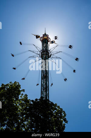 La Star Flyer nel parco divertimenti Giardini di Tivoli a Copenhagen, in Danimarca il 18 Luglio 2019 Foto Stock