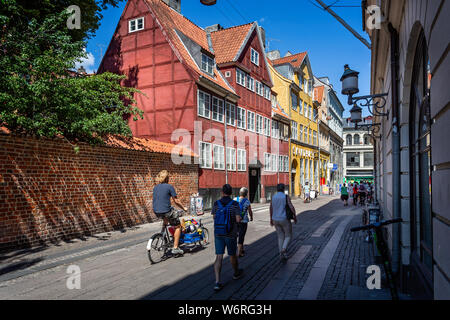 Gli edifici di vecchia costruzione in strada stretta a Copenhagen, in Danimarca il 18 Luglio 2019 Foto Stock
