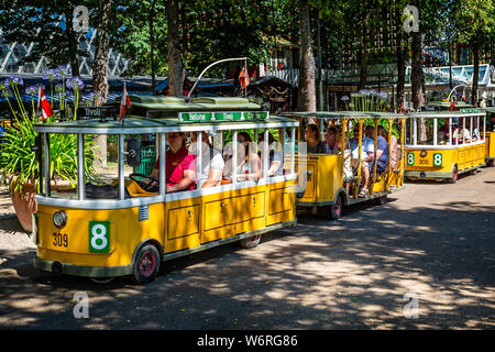 Giallo carrello turistico in autobus in giardini di Tivoli, Copenhagen, Danimarca il 18 Luglio 2019 Foto Stock