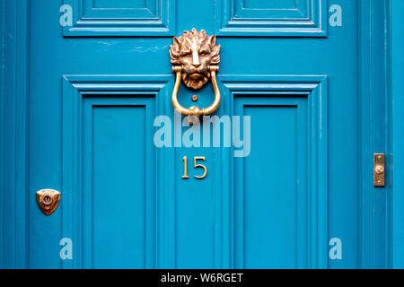 Elegante casa numero 15 con testa di leone porta respingente in oro Foto Stock