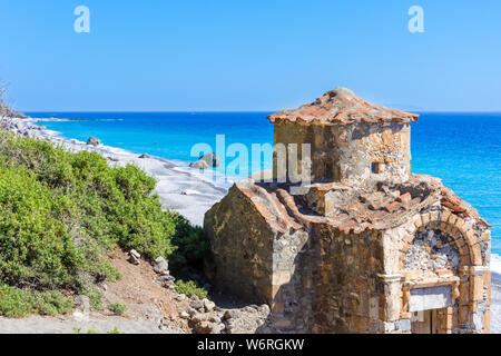 Agios Pavlos beach con la chiesa di Saint Paul, molto di una vecchia chiesa bizantina che fu costruito nel luogo Selouda, un incredibile spiaggia a Opiso Eghiali area, Foto Stock