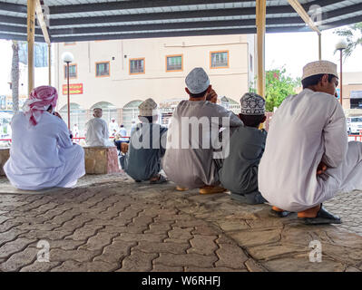 Nizwa, Oman-August 05, 2016: mercato di capra a Nizwa Oman con Omani persone in abiti tradizionali Foto Stock