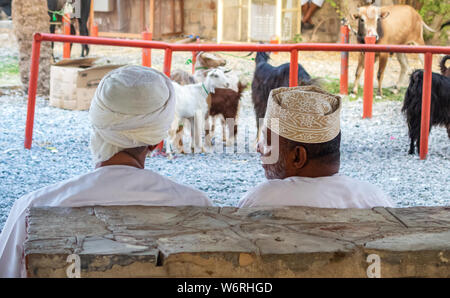 Nizwa, Oman-August 05, 2016: mercato di capra a Nizwa Oman con Omani persone in abiti tradizionali Foto Stock