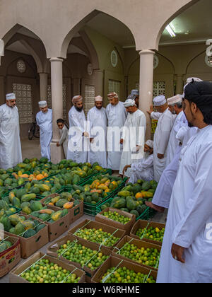 Nizwa, Oman-August 05, 2016: mercato della frutta in Nizwa Oman con Omani persone in abiti tradizionali Foto Stock