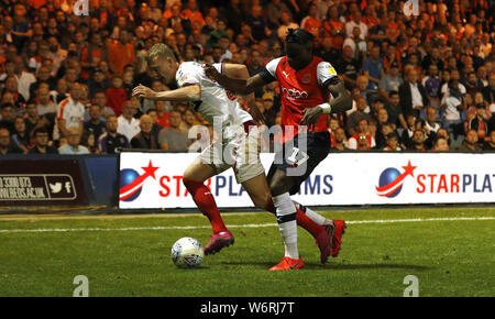 Il Middlesbrough George Saville (sinistra) e il centro di Luton's Pelly Ruddock Mpanzu (destra) battaglia per la sfera durante il cielo di scommessa match del campionato a Kenilworth Road, Luton. Foto Stock