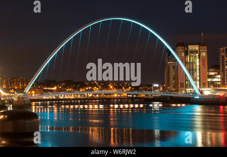 Gateshead Millennium Bridge di notte Foto Stock