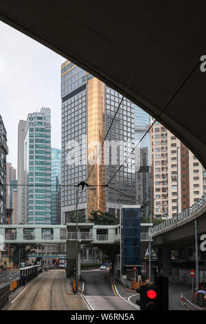 Street View di Causeway Bay dal pianale superiore di double-decker tram Foto Stock