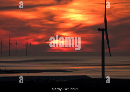 Liverpool, Regno Unito. 2 agosto, 2019. Bel tramonto dietro Burbo Bank Centrali eoliche offshore in Liverpool Bay. Credito: ken biggs/Alamy Live News Foto Stock