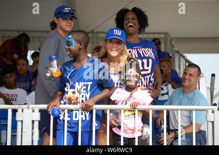 East Rutherford, New Jersey, USA. 02Aug, 2019. New York Giants tifosi durante il training camp alla ricerca Diagnostics Training Centre in East Rutherford, New Jersey. Duncan Williams/CSM Credito: Cal Sport Media/Alamy Live News Foto Stock