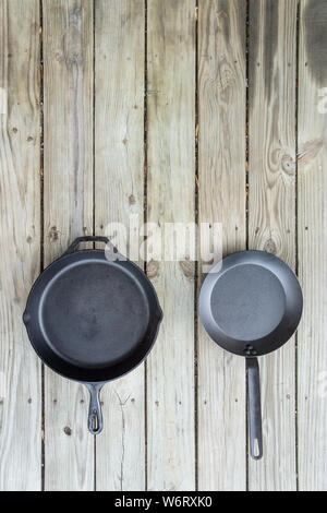 Acciaio al carbonio vs ghisa versus teflon padelle e skillets - vuota stanza vuota per il testo o copia di spazio sulla parte superiore. Pentole battaglia confronto confrontando healt Foto Stock