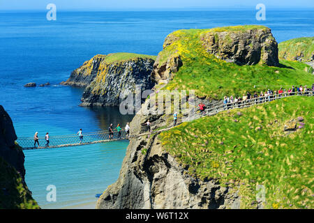 Carrick-a-Rede ponte di corde, il famoso ponte di corde vicino a Ballintoy nella contea di Antrim, che collega la terraferma con la piccola isola di Carrickarede. Uno dei mo Foto Stock